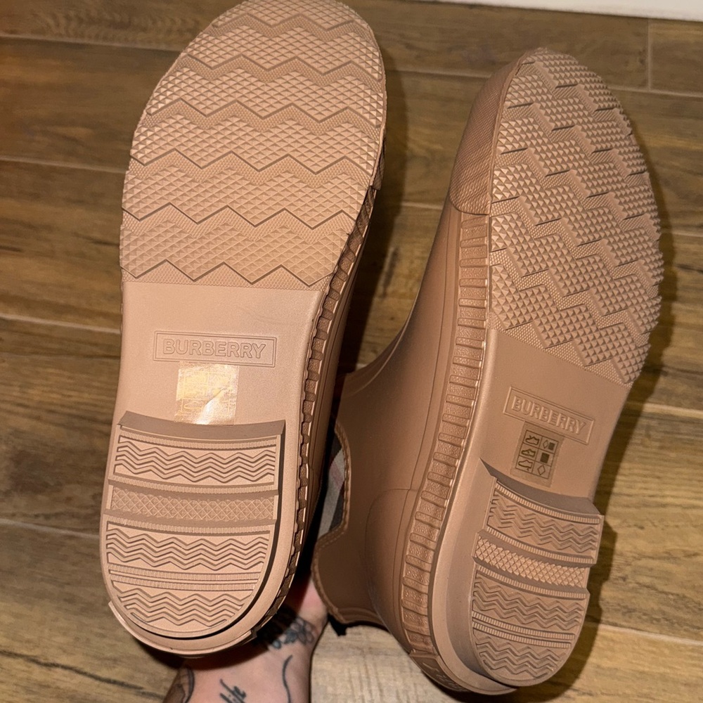 Burberry Rubber Marsh Stamp Low Boots - Picture 7 of 8